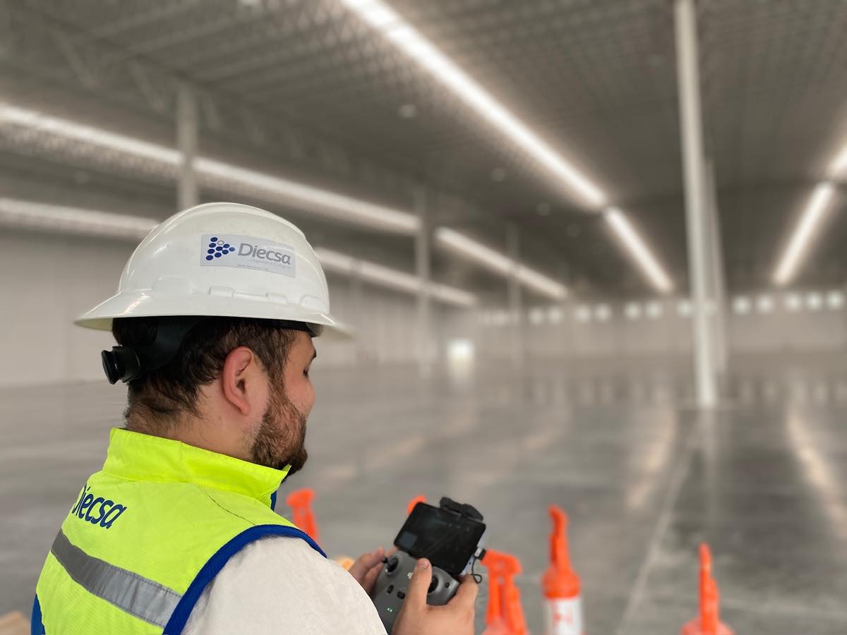 Especialista DIECSA operando equipo en planta industrial