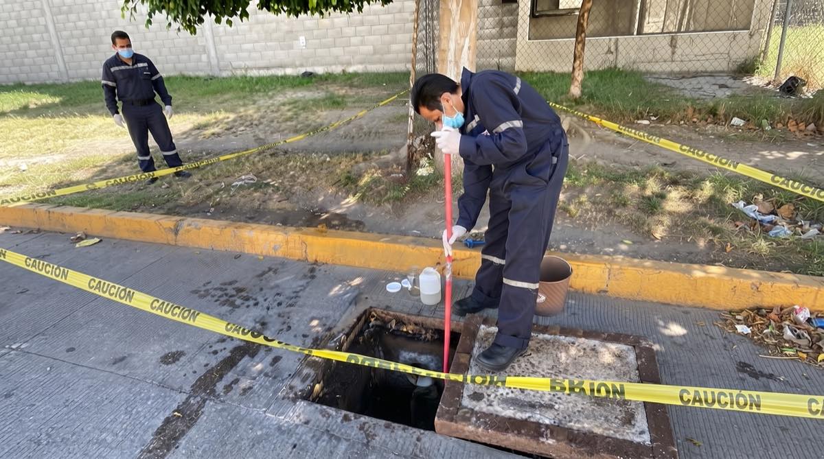 Muestreo de agua en registro de drenaje