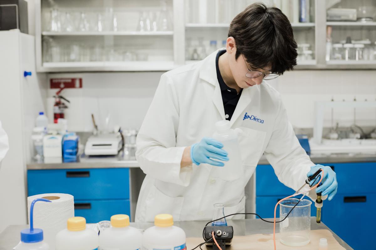 Análisis de muestra en laboratorio DIECSA