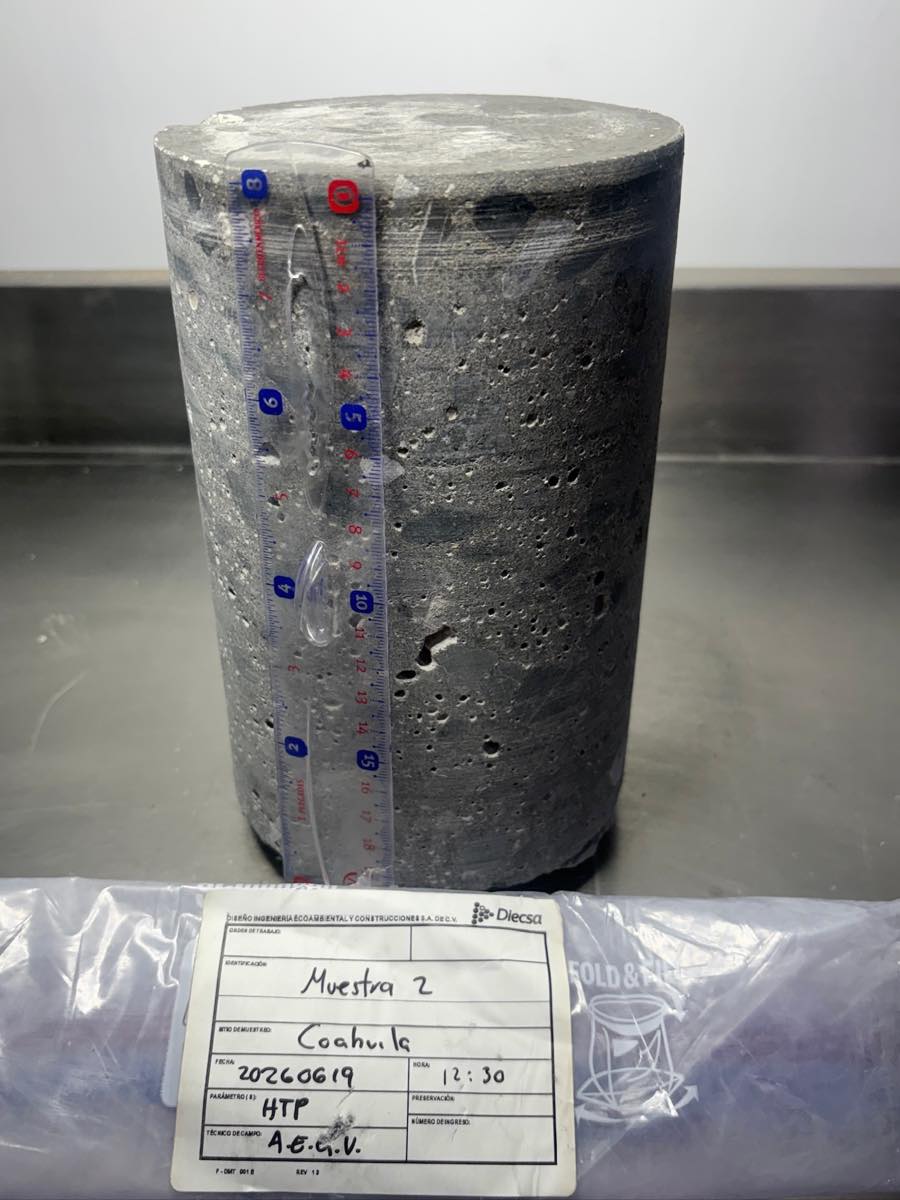 Núcleo de muestra de suelo etiquetado